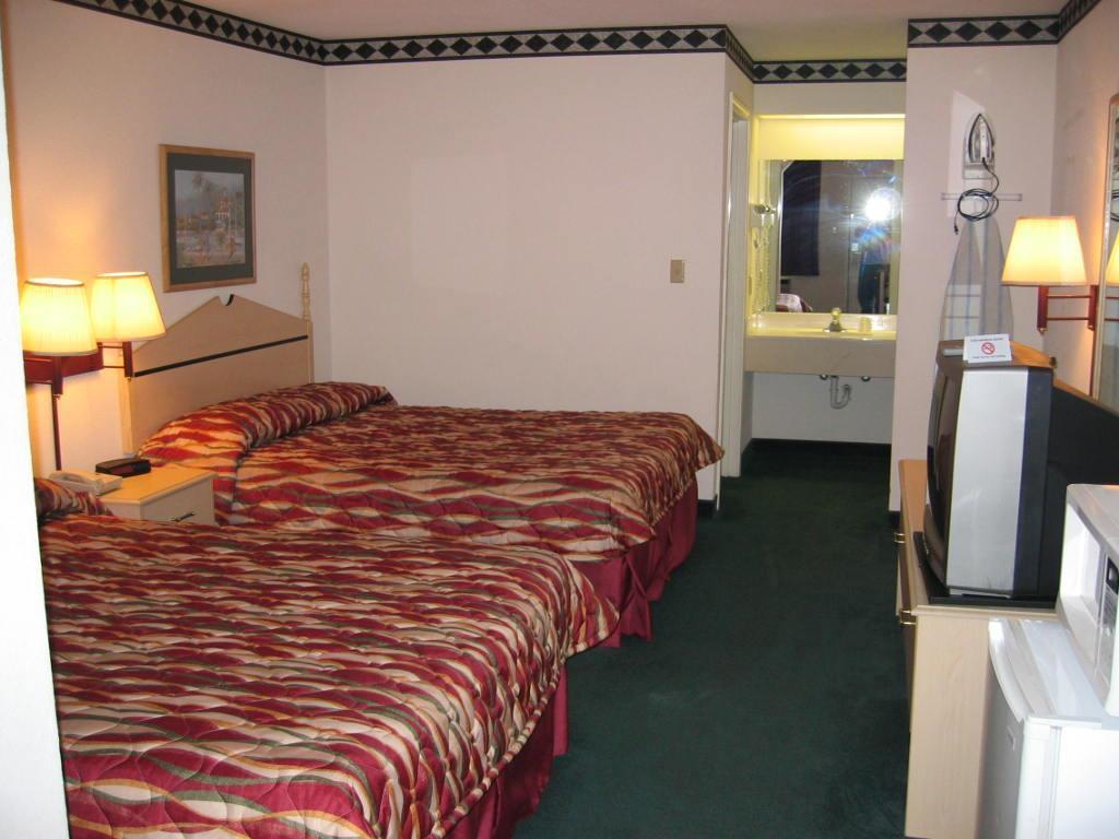 Regency Inn And Suites San Antonio Exterior photo