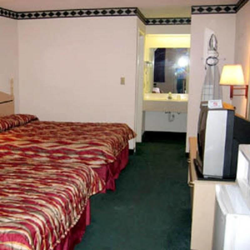 Regency Inn And Suites San Antonio Exterior photo